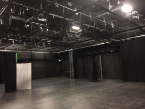 تصویر استودیو بلک باکس برای عکاسی و فیلمبرداری و تولید محتوا